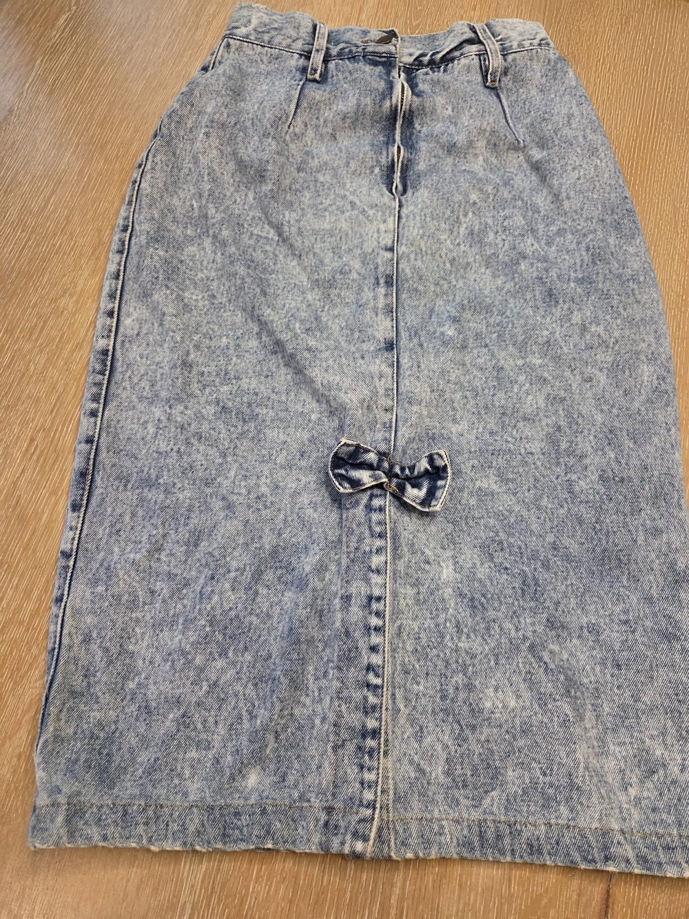 Vintage 1980s high-waisted midi denim pencil skirt With Bow Size 11